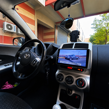 Android навигация в Toyota Urban Cruiser 2007–2016, изглед от страната на водача