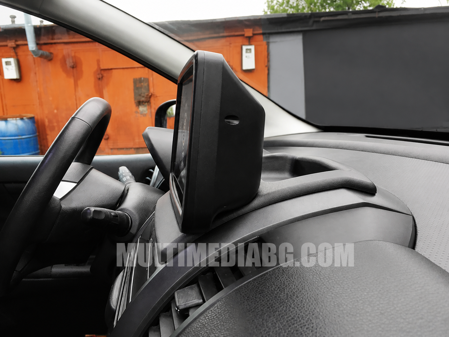 Централното табло на Nissan Note 2005-2012 с инсталирана Android навигация