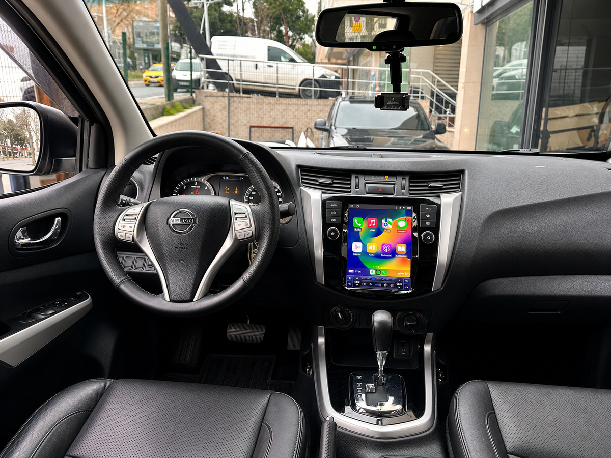 Инсталирана вертикална Android мултимедия в Nissan Navara NP300 2015–2024, общ изглед
