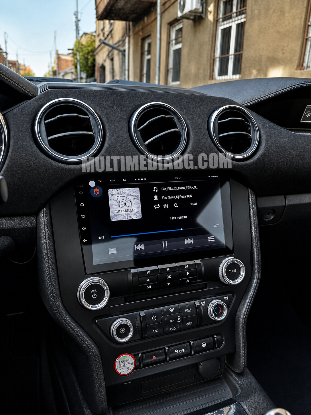Android навигация, монтирана в таблото на Ford Mustang 2015 - 2021, изглед към централната конзола