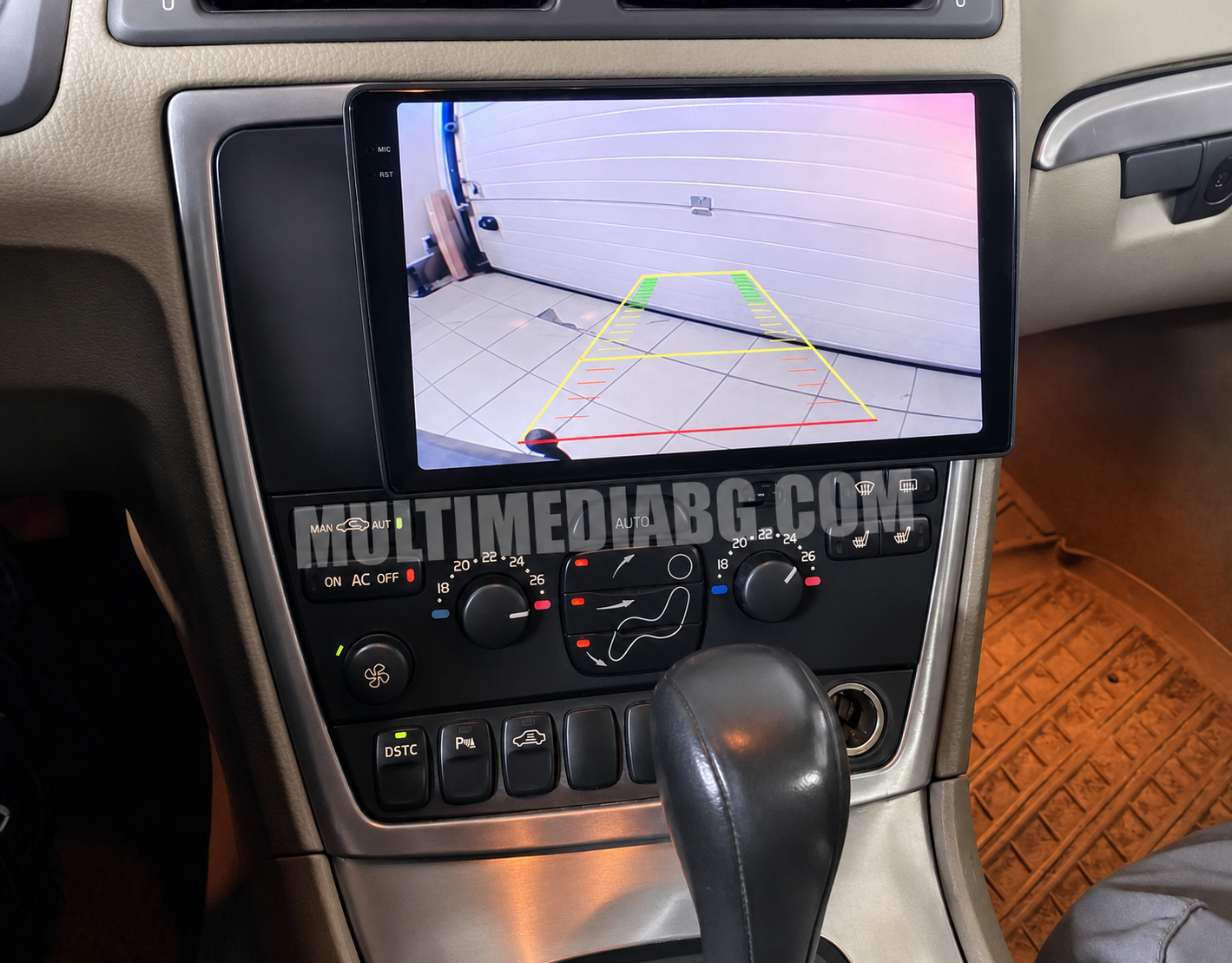Централното табло на Volvo XC-70 2004 - 2014 с инсталирана Android навигация
