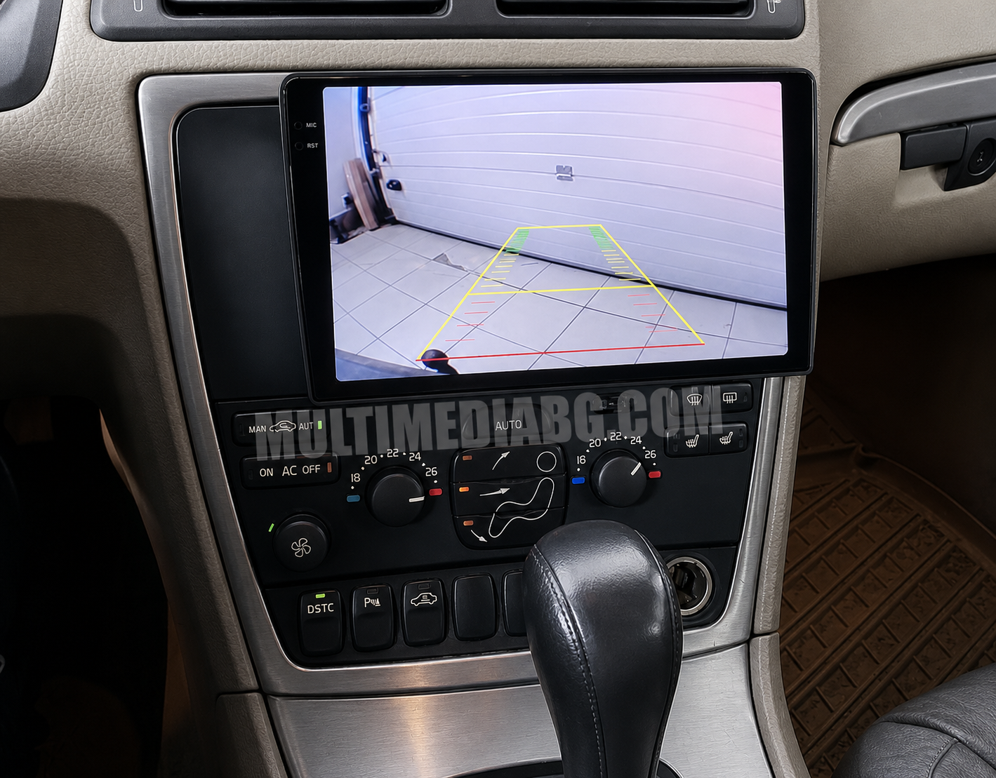 Централното табло на Volvo V70 2004 - 2014 с инсталирана Android навигация