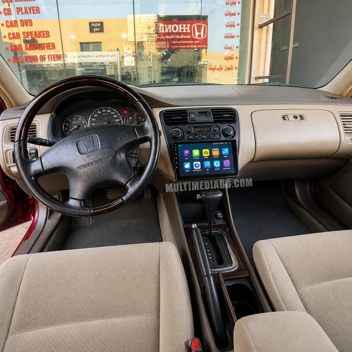 Централното табло на Honda Accord 6 1998-2003 с инсталирана Android навигация