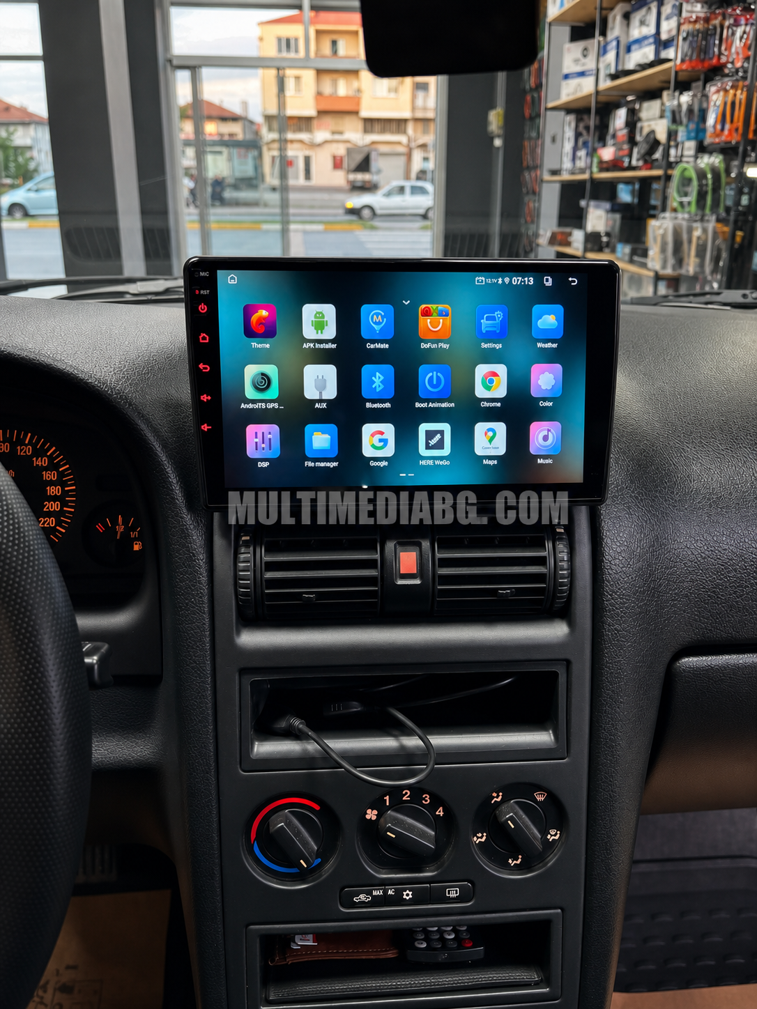 Android навигация, монтирана в таблото на Opel Astra (G) 1998-2004, изглед към централната конзола