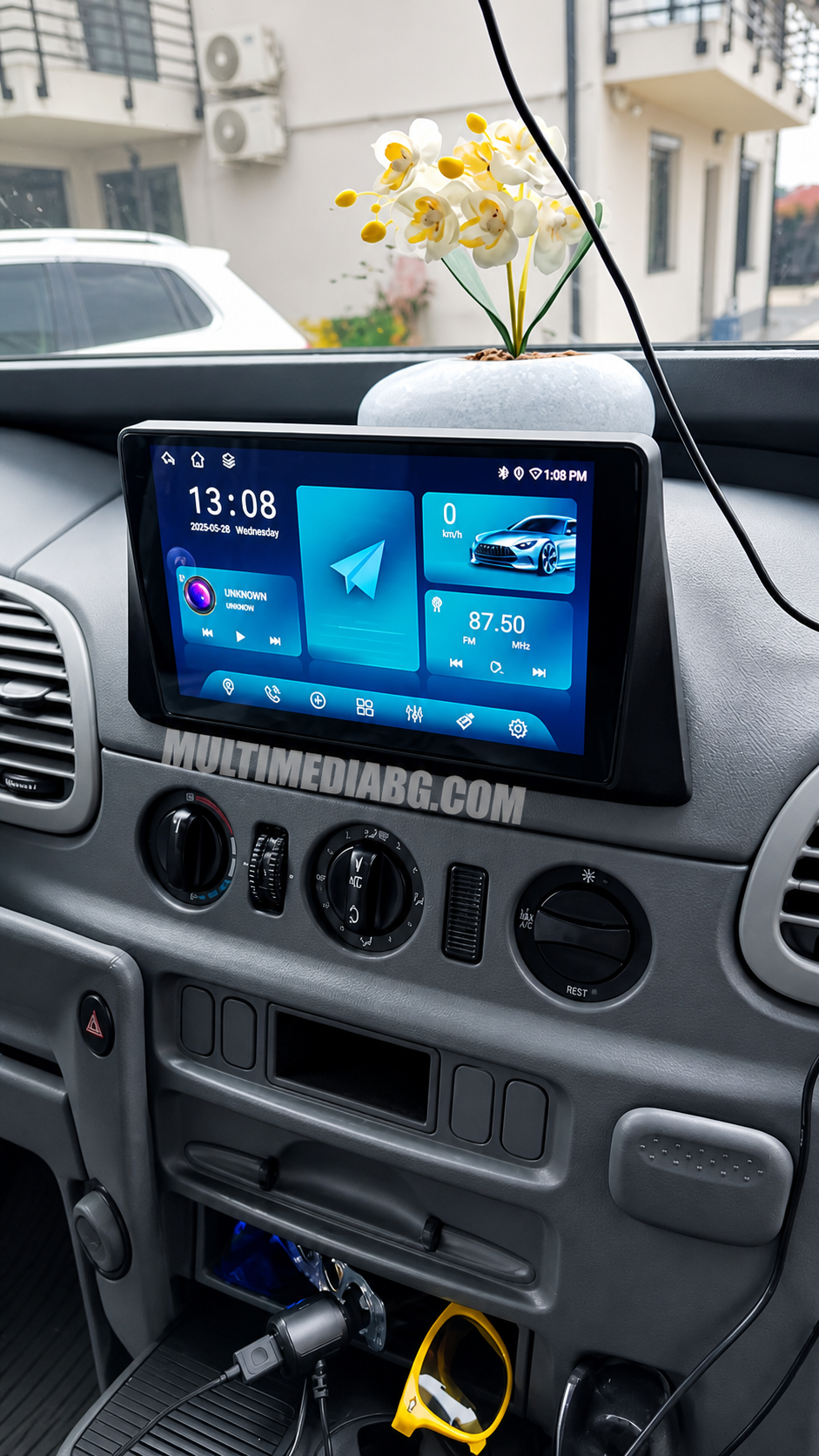 Инсталирана Android мултимедия в Mercedes Sprinter W903 2000-2006, изглед към таблото и екрана