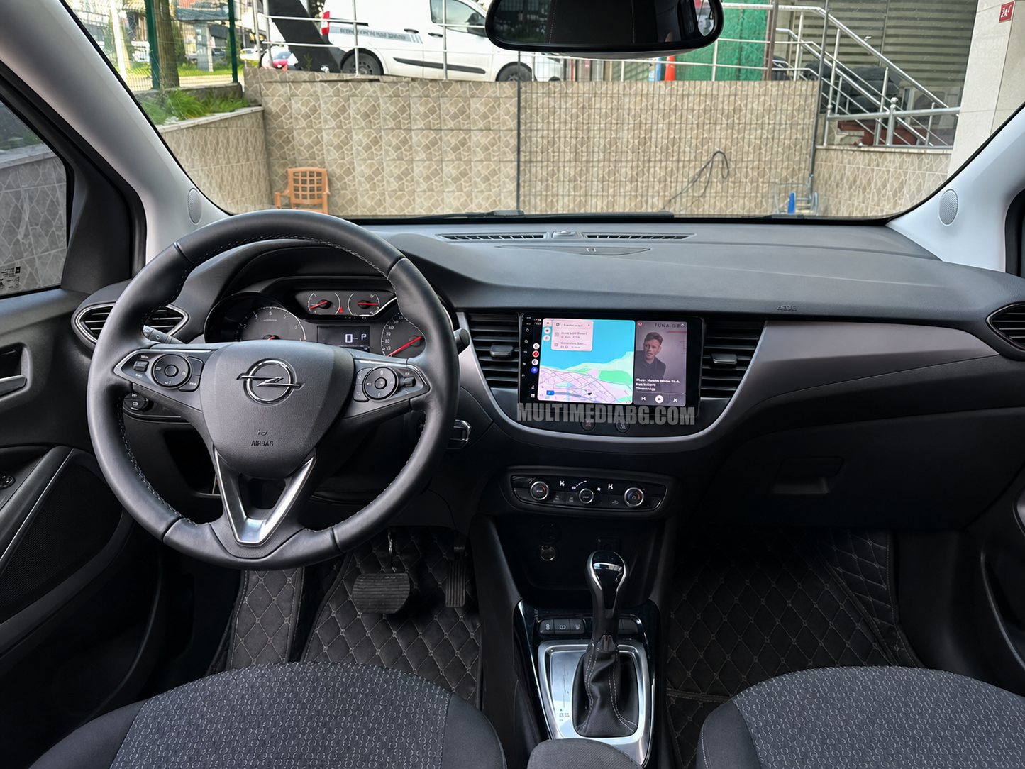 Централното табло на Opel Grandland X 2016 - 2020 с инсталирана Android навигация