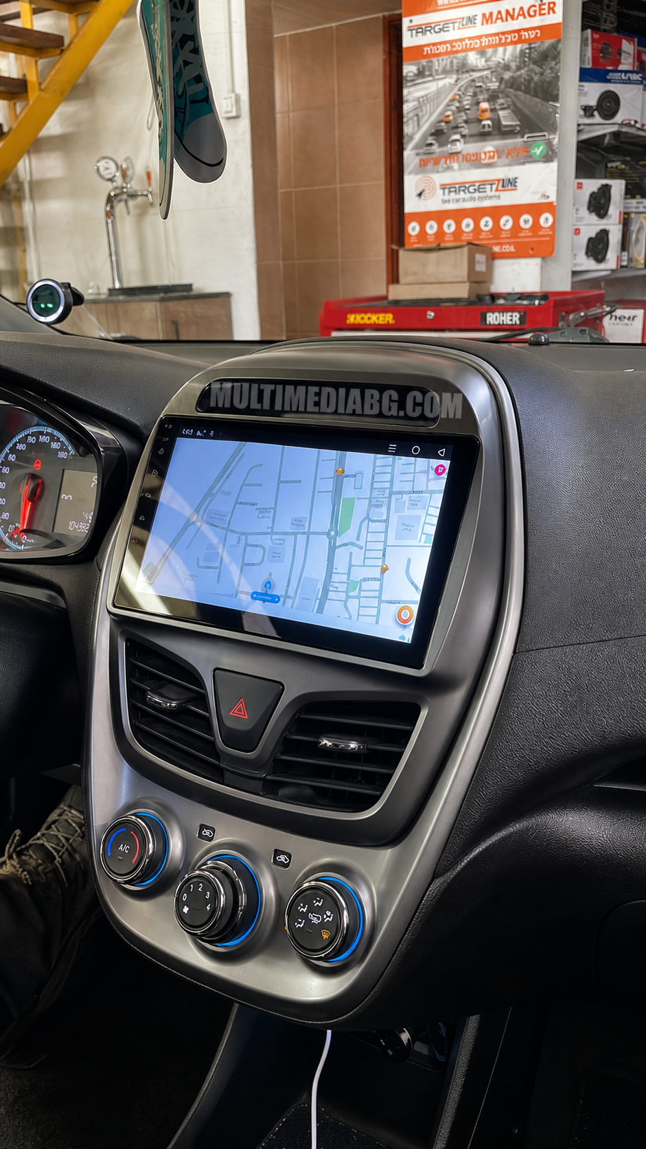 Екранът на монтираната Android мултимедия в Chevrolet Spark 2015–2018 с активен интерфейс.