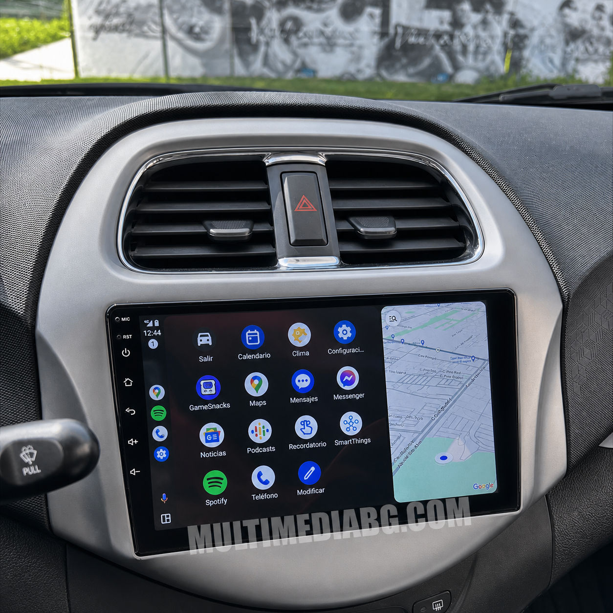 Android навигация в Chevrolet Spark 2018–2020, показана от мястото на водача.