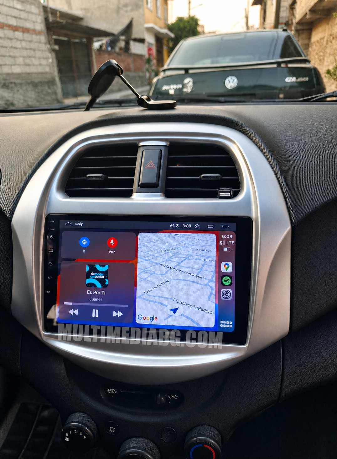 Екранът на монтираната Android мултимедия в Chevrolet Spark 2018–2020 с активен интерфейс.