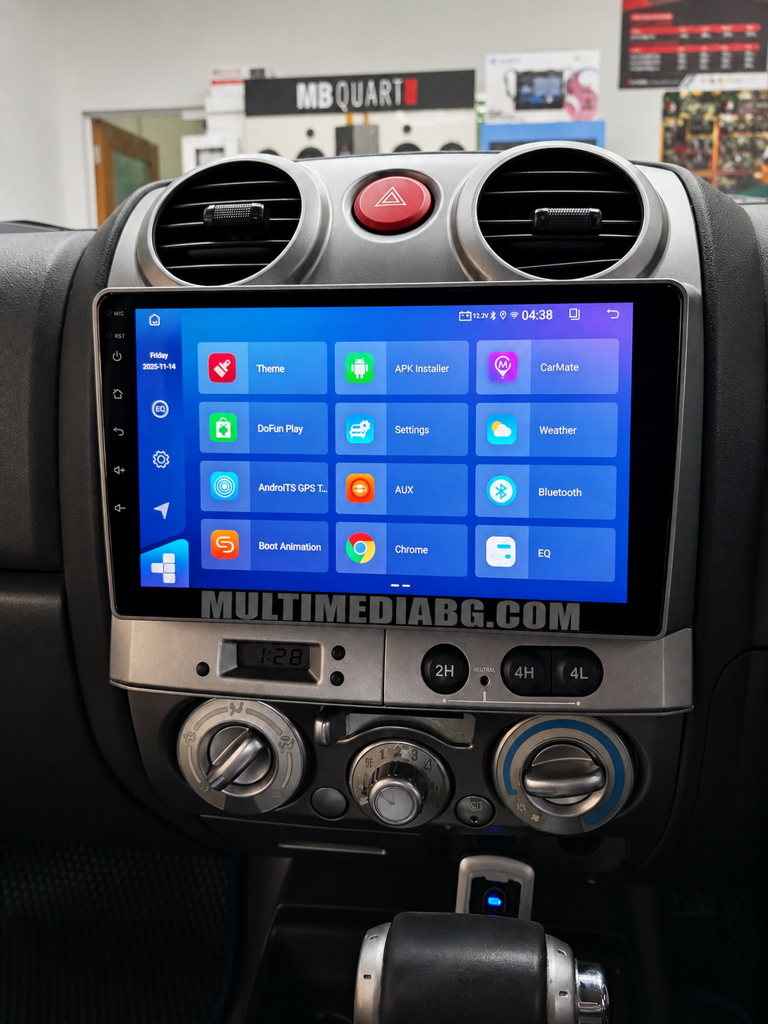 Android мултимедия в Isuzu D-Max 2001–2012 с отворено меню за приложения