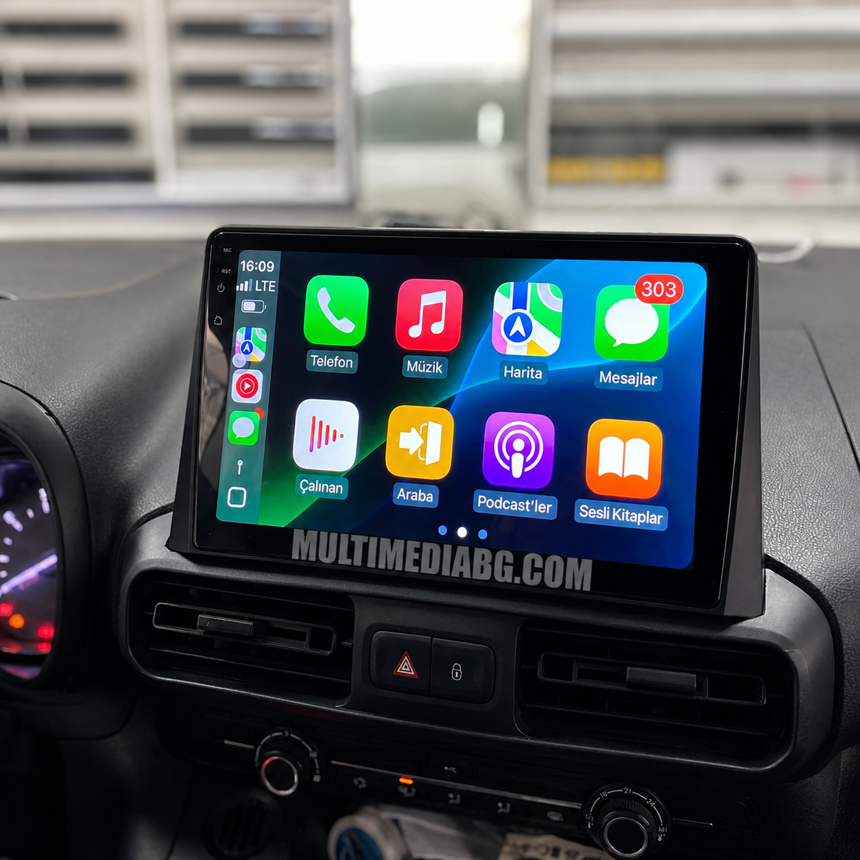 Android навигация, монтирана в таблото на Citroen Berlingo 3 2018-2024, изглед към централната конзола
