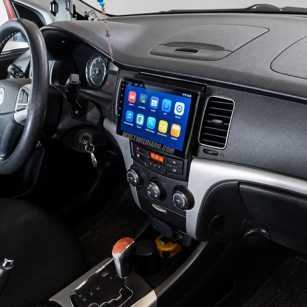 Монтирана Android навигация в SsangYong Actyon 2011–2013, общ изглед към интериора.