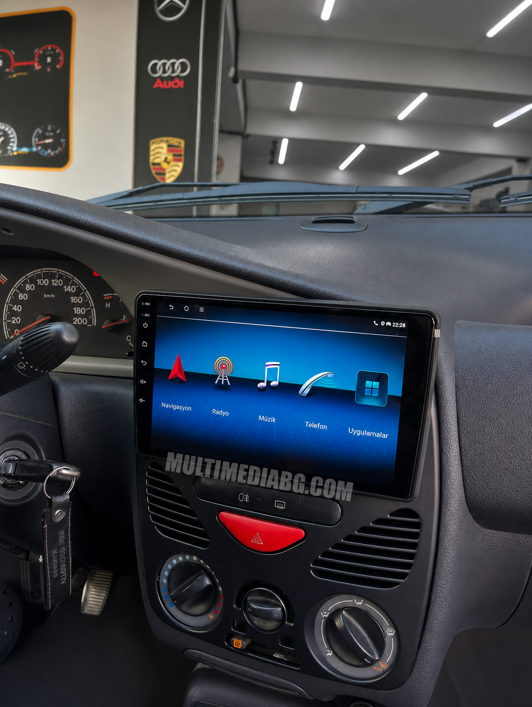 Инсталирана Android мултимедия в FIAT Palio 1996–2004, изглед към централната конзола.