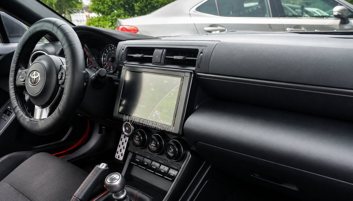 Екранът на монтираната Android мултимедия в Toyota GR86 2022–2024 с активен интерфейс.
