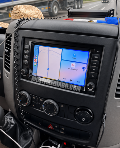 Инсталирана Android мултимедия в Volkswagen Crafter 2006–2016 8", изглед към централната конзола.