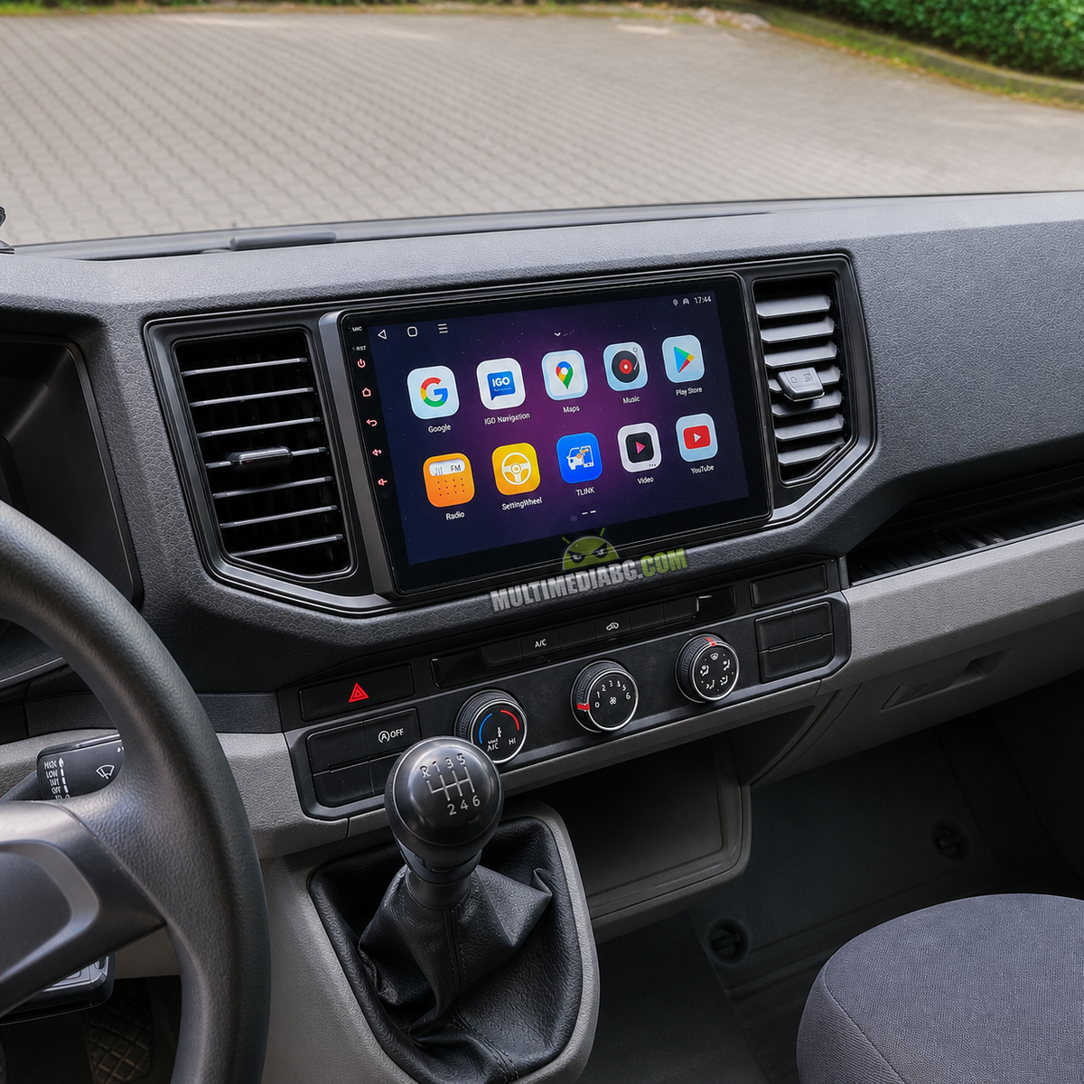 Android навигация, монтирана в таблото на Volkswagen Crafter 2017-2021, изглед към централната конзола