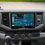 Централното табло на Volkswagen Crafter 2017-2021 с инсталирана Android навигация