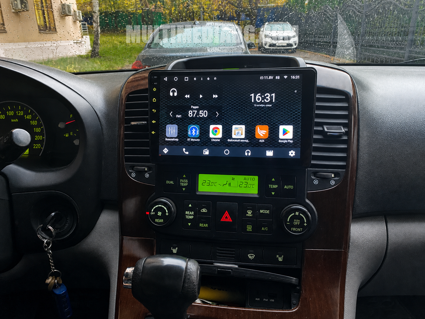 Android мултимедия, монтирана в таблото на Kia Carnival 2006–2014