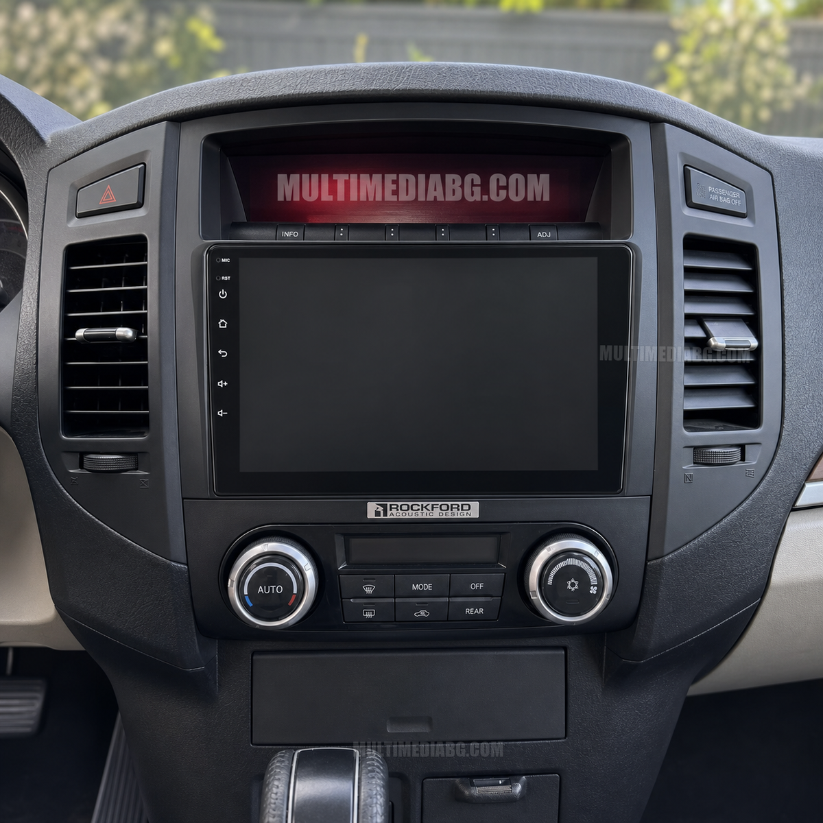 Mitsubishi Pajero 4 2006-2014 – Android мултимедия с CarPlay, GPS навигация и Bluetooth – екран и табло след монтаж
