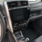 Suzuki Jimny 3 2005-2019 – Android мултимедия с CarPlay, GPS навигация и Bluetooth – екран и табло след монтаж