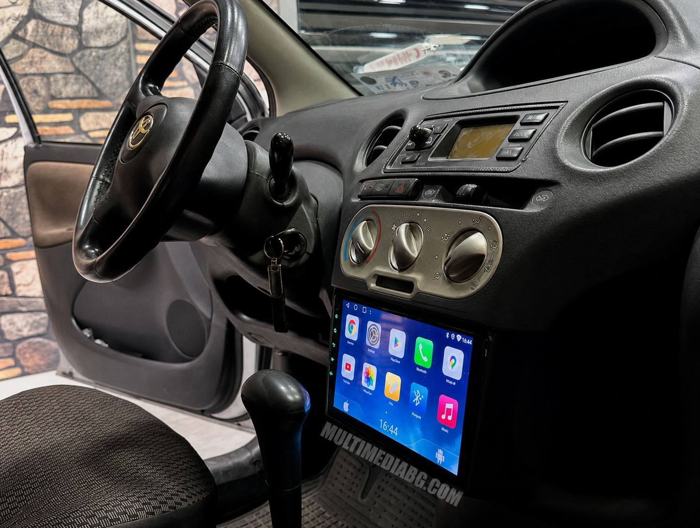 Монтирана Android мултимедия за Toyota Yaris – реален изглед в автомобила – изглед 1