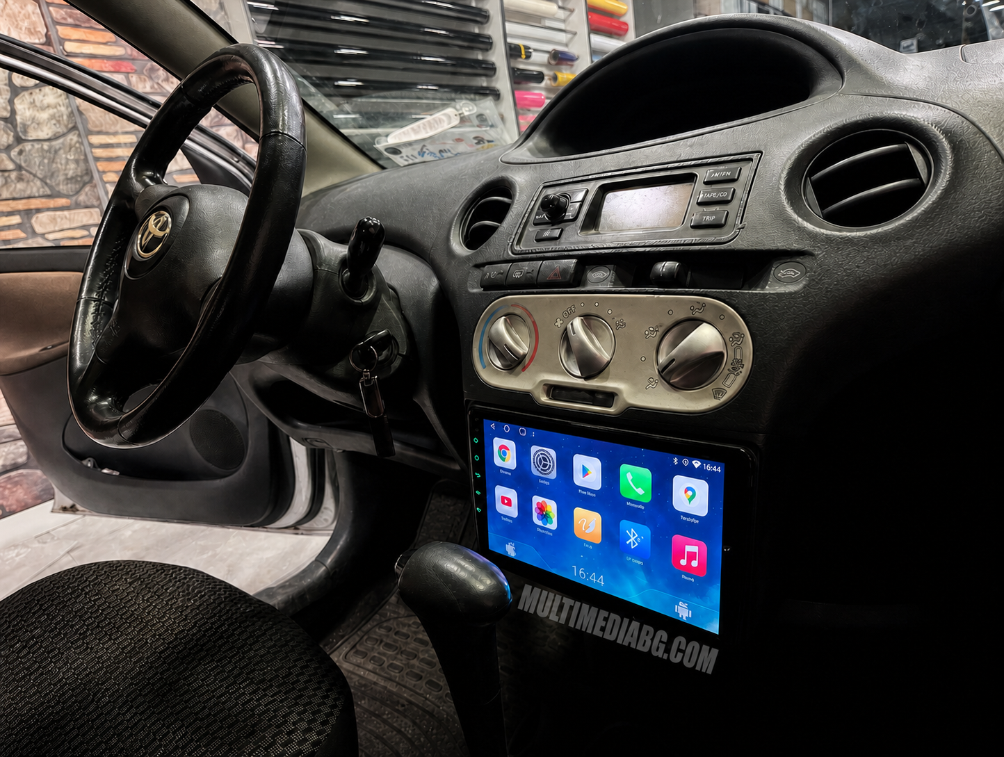 Монтирана Android мултимедия за Toyota Yaris – реален изглед в автомобила – изглед 2