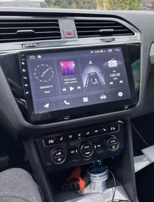 Реален примерен монтаж на мултимедия с рамка за Volkswagen Touran