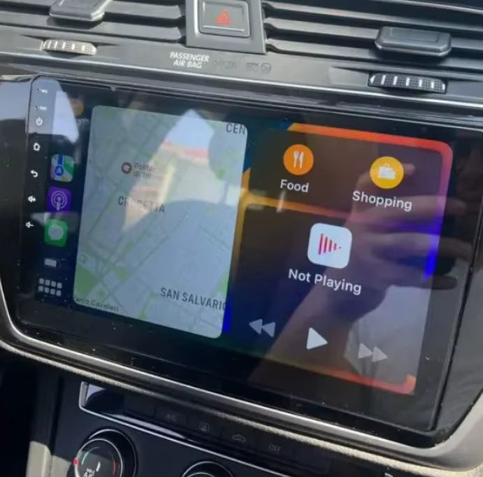 Реална снимка отблизо на мултимедия с Apple CarPlay в Volkswagen Touran